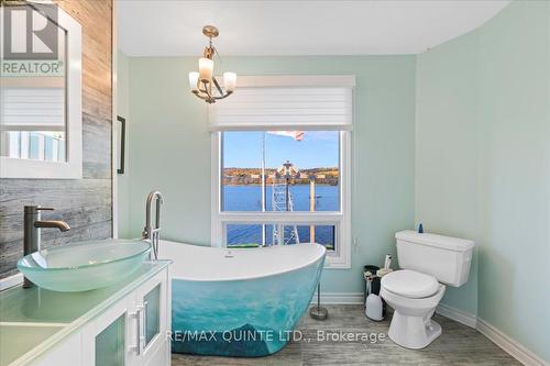 511 Frankford-Stirling Road, Quinte West, ON - Indoor Photo Showing Bathroom