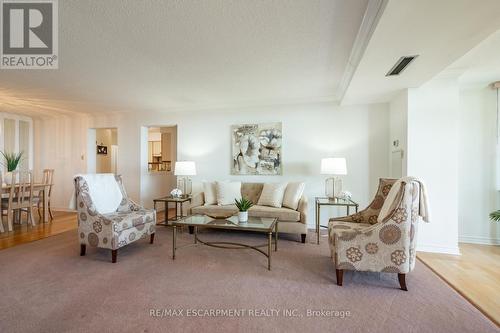 105 - 5280 Lakeshore Road, Burlington, ON - Indoor Photo Showing Living Room