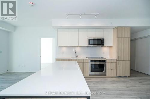 906 - 220 Missinihe Way, Mississauga, ON - Indoor Photo Showing Kitchen