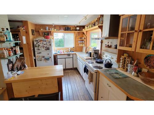 412 Richie Road, Clearwater, BC - Indoor Photo Showing Kitchen