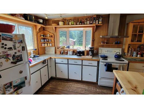 412 Richie Road, Clearwater, BC - Indoor Photo Showing Kitchen