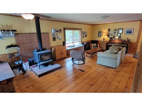 412 Richie Road, Clearwater, BC - Indoor Photo Showing Living Room With Fireplace