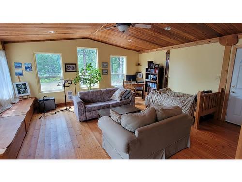 412 Richie Road, Clearwater, BC - Indoor Photo Showing Living Room