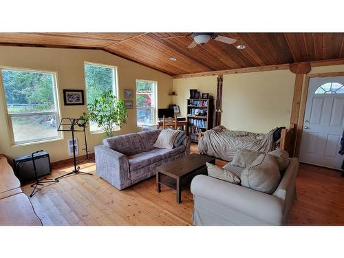 412 Richie Road, Clearwater, BC - Indoor Photo Showing Living Room