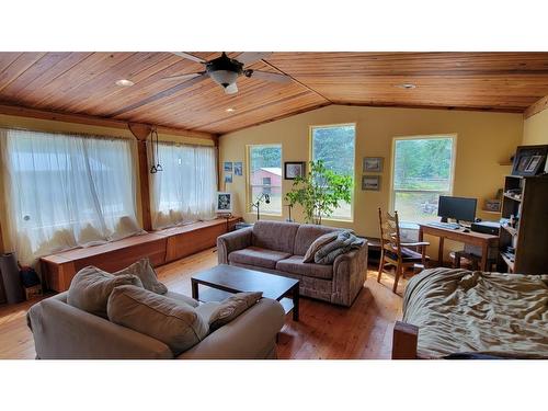 412 Richie Road, Clearwater, BC - Indoor Photo Showing Living Room