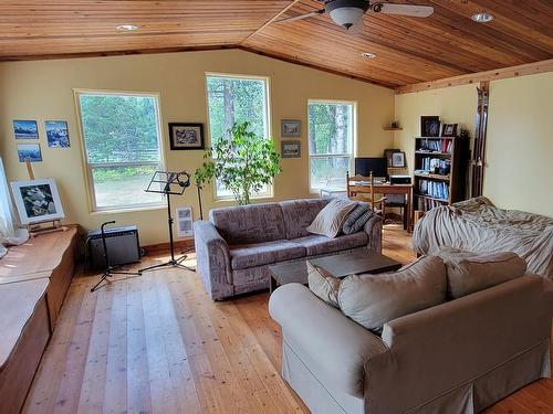 412 Richie Road, Clearwater, BC - Indoor Photo Showing Living Room