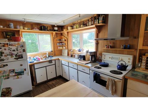 412 Richie Road, Clearwater, BC - Indoor Photo Showing Kitchen With Double Sink