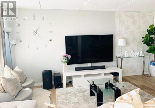 213 - 2 Glamorgan Avenue, Toronto, ON - Indoor Photo Showing Living Room