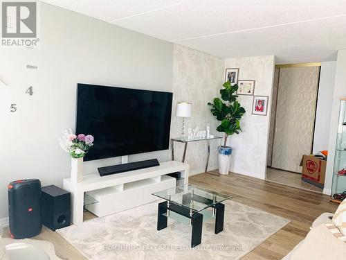 213 - 2 Glamorgan Avenue, Toronto, ON - Indoor Photo Showing Living Room