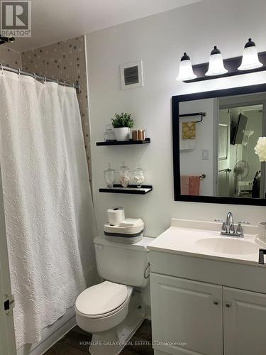 213 - 2 Glamorgan Avenue, Toronto, ON - Indoor Photo Showing Bathroom