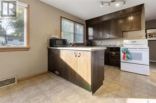 306/308 Cumberland Avenue S, Saskatoon, SK - Indoor Photo Showing Kitchen