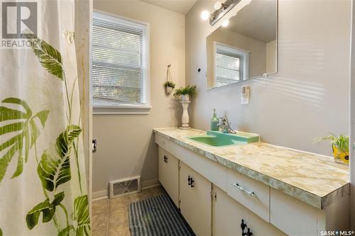 306/308 Cumberland Avenue S, Saskatoon, SK - Indoor Photo Showing Bathroom