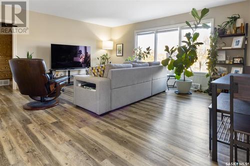 306/308 Cumberland Avenue S, Saskatoon, SK - Indoor Photo Showing Living Room