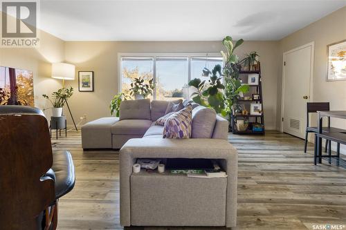 306/308 Cumberland Avenue S, Saskatoon, SK - Indoor Photo Showing Living Room