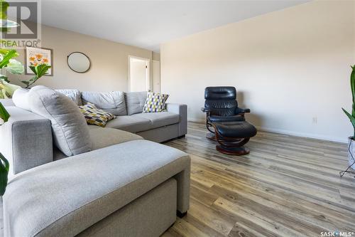 306/308 Cumberland Avenue S, Saskatoon, SK - Indoor Photo Showing Living Room