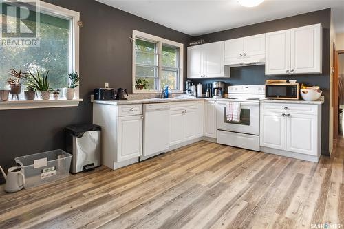 306/308 Cumberland Avenue S, Saskatoon, SK - Indoor Photo Showing Kitchen