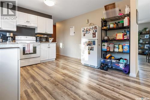 306/308 Cumberland Avenue S, Saskatoon, SK - Indoor Photo Showing Kitchen