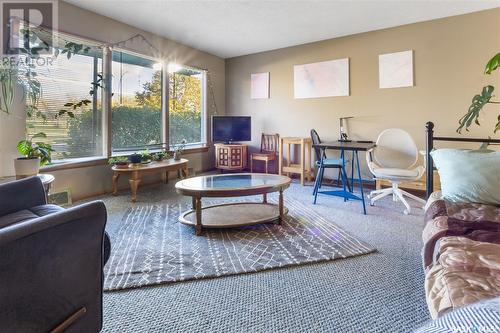 306/308 Cumberland Avenue S, Saskatoon, SK - Indoor Photo Showing Living Room