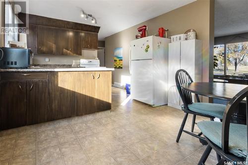 306/308 Cumberland Avenue S, Saskatoon, SK - Indoor Photo Showing Kitchen