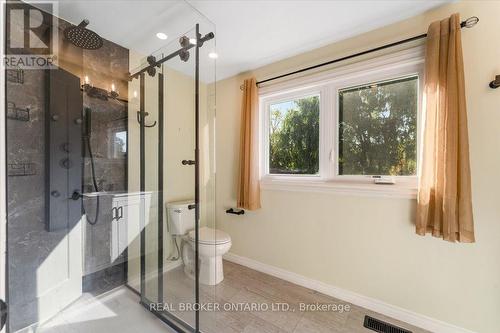 106 Simcoe Street E, Hamilton, ON - Indoor Photo Showing Bathroom