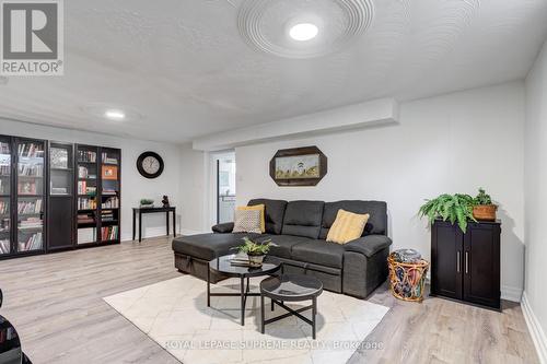 1468 Goldmar Drive, Mississauga, ON - Indoor Photo Showing Living Room