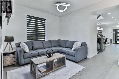 37 Mantle Avenue, Whitchurch-Stouffville, ON - Indoor Photo Showing Living Room