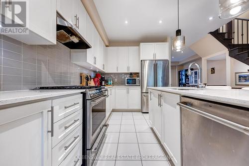 30 Ingleside Street, Vaughan, ON - Indoor Photo Showing Kitchen With Upgraded Kitchen