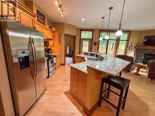 880 Lakeview Drive Drive Unit# 109, Windermere, BC - Indoor Photo Showing Kitchen With Upgraded Kitchen