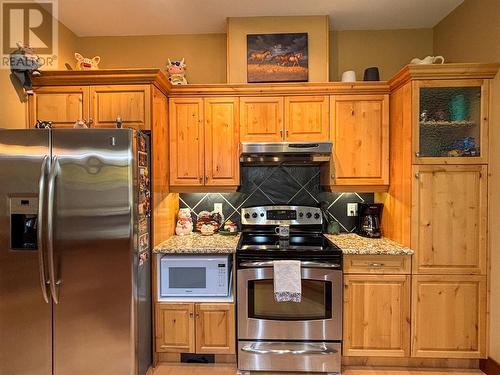 880 Lakeview Drive Drive Unit# 109, Windermere, BC - Indoor Photo Showing Kitchen