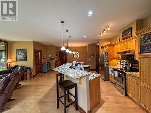 880 Lakeview Drive Drive Unit# 109, Windermere, BC - Indoor Photo Showing Kitchen With Upgraded Kitchen