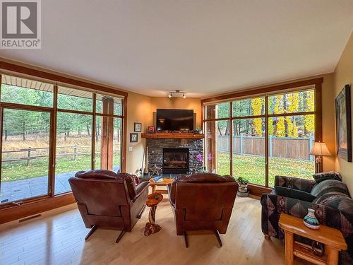 880 Lakeview Drive Drive Unit# 109, Windermere, BC - Indoor Photo Showing Living Room With Fireplace