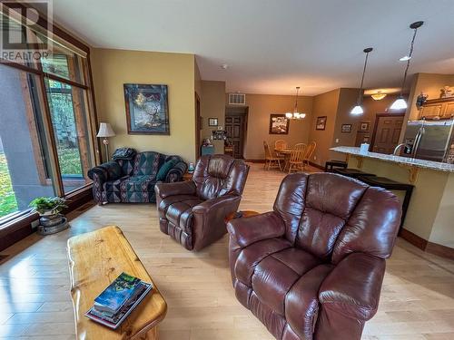 880 Lakeview Drive Drive Unit# 109, Windermere, BC - Indoor Photo Showing Living Room