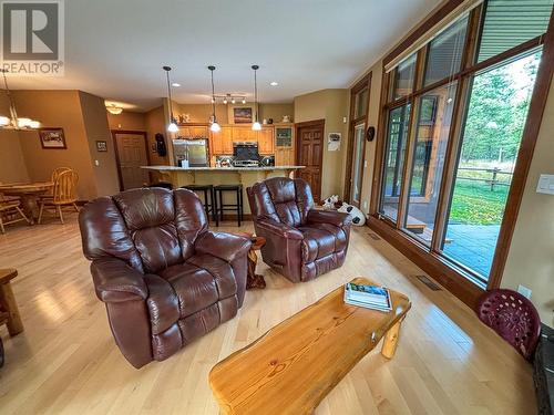 880 Lakeview Drive Drive Unit# 109, Windermere, BC - Indoor Photo Showing Living Room