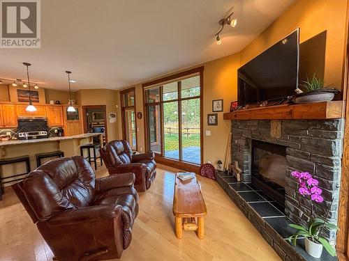 880 Lakeview Drive Drive Unit# 109, Windermere, BC - Indoor Photo Showing Living Room With Fireplace