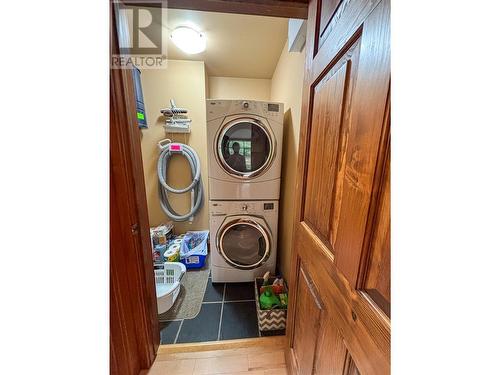 880 Lakeview Drive Drive Unit# 109, Windermere, BC - Indoor Photo Showing Laundry Room