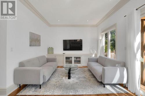 35 Yorkdale Crescent, Toronto, ON - Indoor Photo Showing Living Room