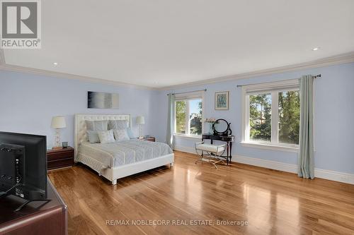 35 Yorkdale Crescent, Toronto, ON - Indoor Photo Showing Bedroom