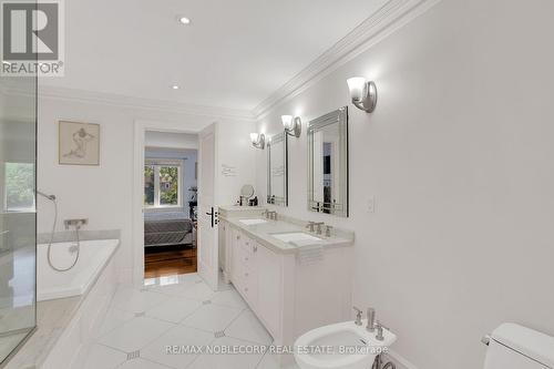 35 Yorkdale Crescent, Toronto, ON - Indoor Photo Showing Bathroom