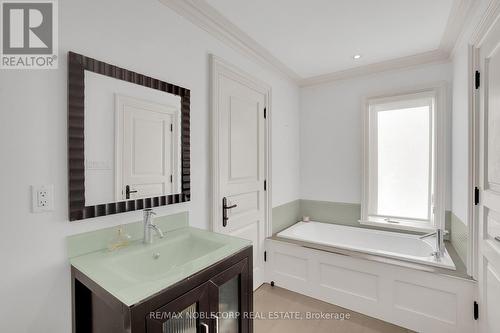 35 Yorkdale Crescent, Toronto, ON - Indoor Photo Showing Bathroom