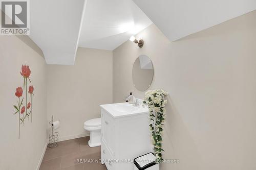 35 Yorkdale Crescent, Toronto, ON - Indoor Photo Showing Bathroom