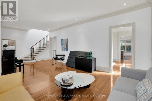 35 Yorkdale Crescent, Toronto, ON - Indoor Photo Showing Living Room