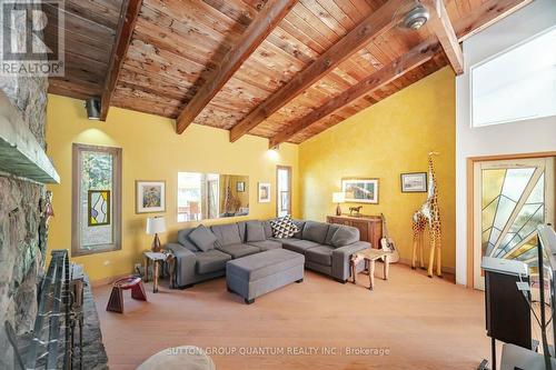 18285 The Gore Road, Caledon, ON - Indoor Photo Showing Living Room