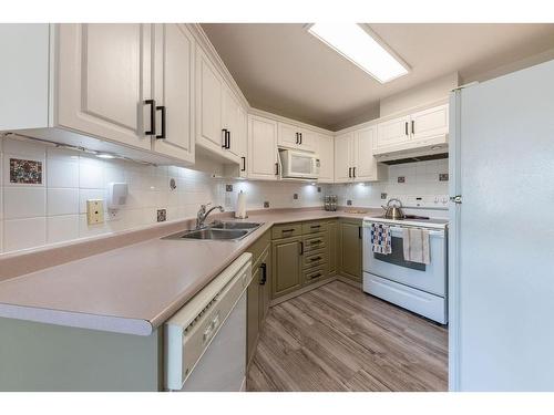 34-807 Railway Ave, Ashcroft, BC - Indoor Photo Showing Kitchen With Double Sink