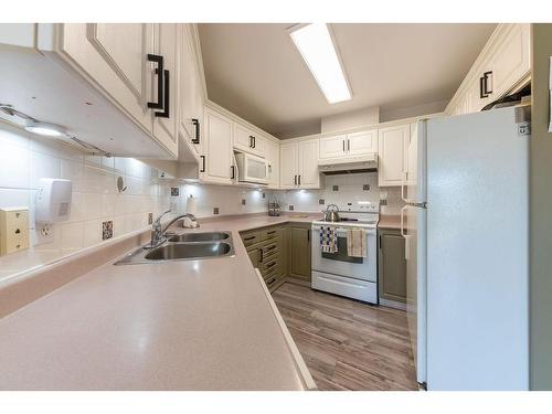 34-807 Railway Ave, Ashcroft, BC - Indoor Photo Showing Kitchen With Double Sink