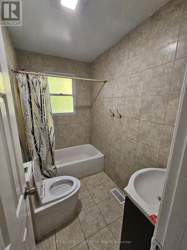 2 West Hampton Road, St. Catharines, ON - Indoor Photo Showing Bathroom