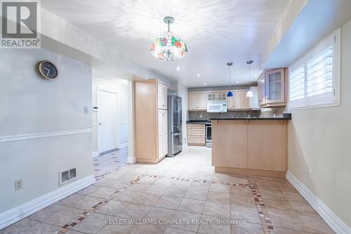 160 Gardiner Drive, Hamilton, ON - Indoor Photo Showing Kitchen