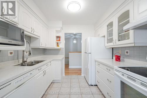 3218 Mccarthy Court, Mississauga, ON - Indoor Photo Showing Kitchen With Double Sink