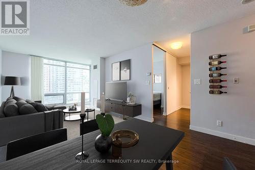 911 - 81 Navy Wharf Court, Toronto, ON - Indoor Photo Showing Living Room