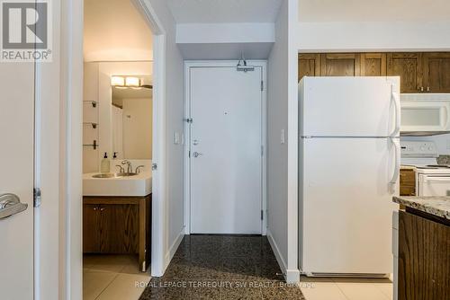 911 - 81 Navy Wharf Court, Toronto, ON - Indoor Photo Showing Kitchen