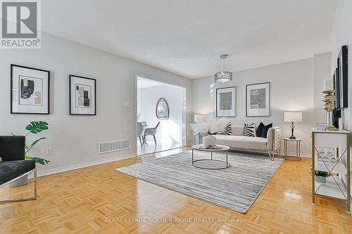 135 Warren Bradley Street, Markham, ON - Indoor Photo Showing Living Room